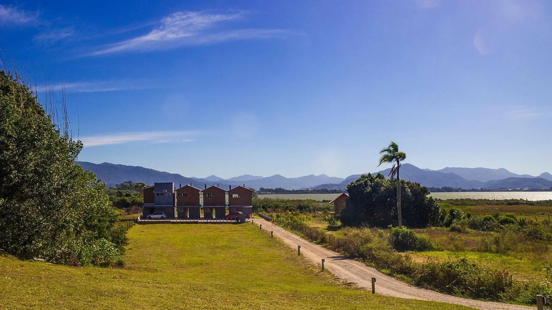 Lindos Bangalos A Beira Da Lagoa Com Hidromassagem Lareira E Churrasqueira Individual E Cozinha Completa Imbituba  Brasilien